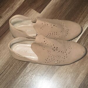 ANDIAMO Tan Perforated Leather Slip Ons  Sz 10 Excellent Condition